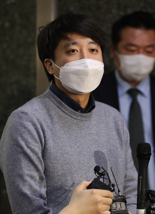 국민의힘 이준석 대표가 5일 오후 서울 여의도 국회 당대표실 앞에서 취재진에게 윤석열 대선 후보의 선대위 쇄신 기자회견에 대한 입장을 밝히고 있다.  연합뉴스